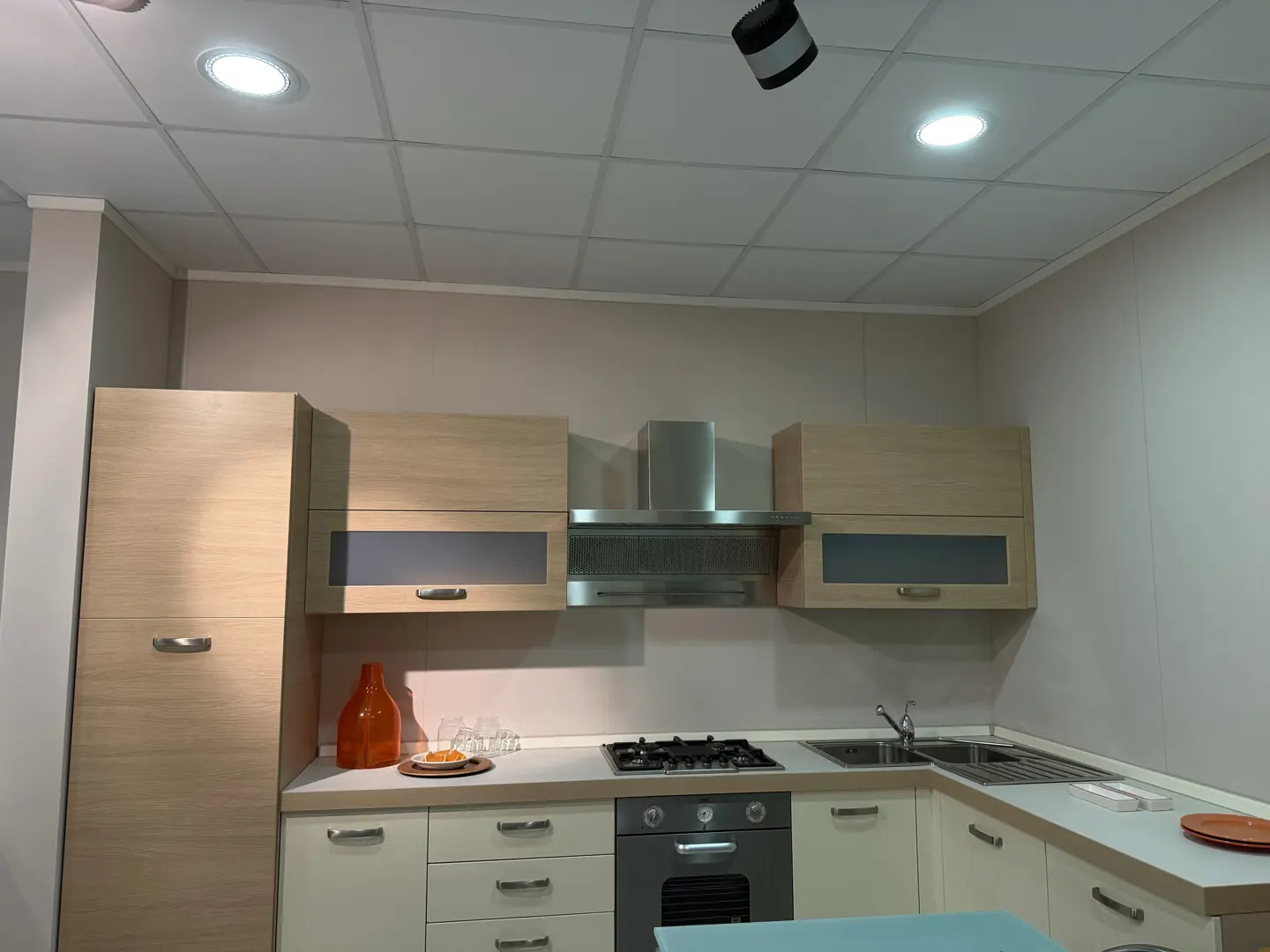 Cucina con lavello ad angolo