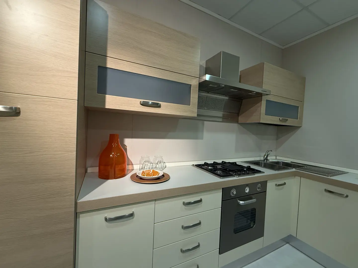 Cucina con lavello ad angolo