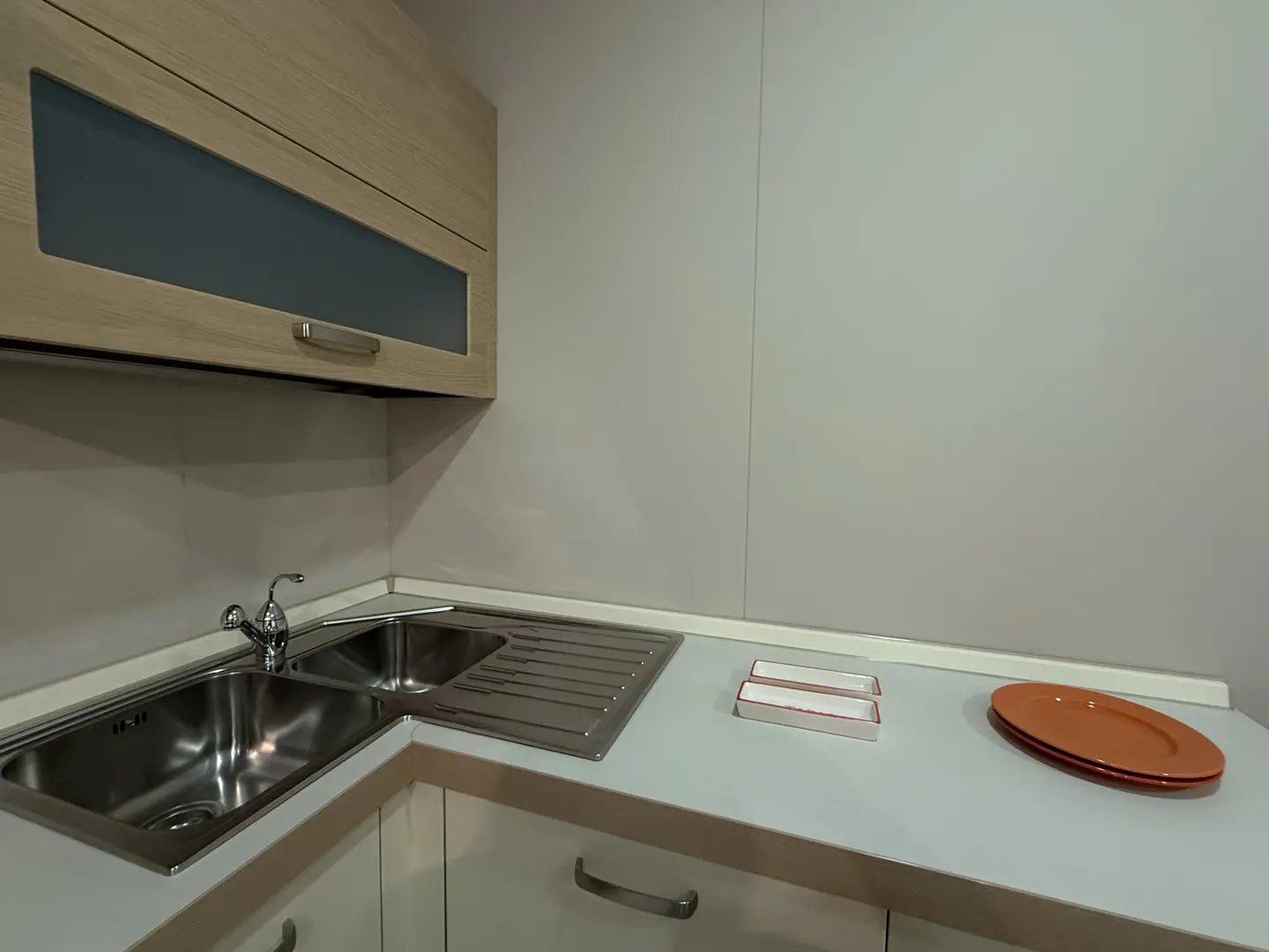 Cucina con lavello ad angolo