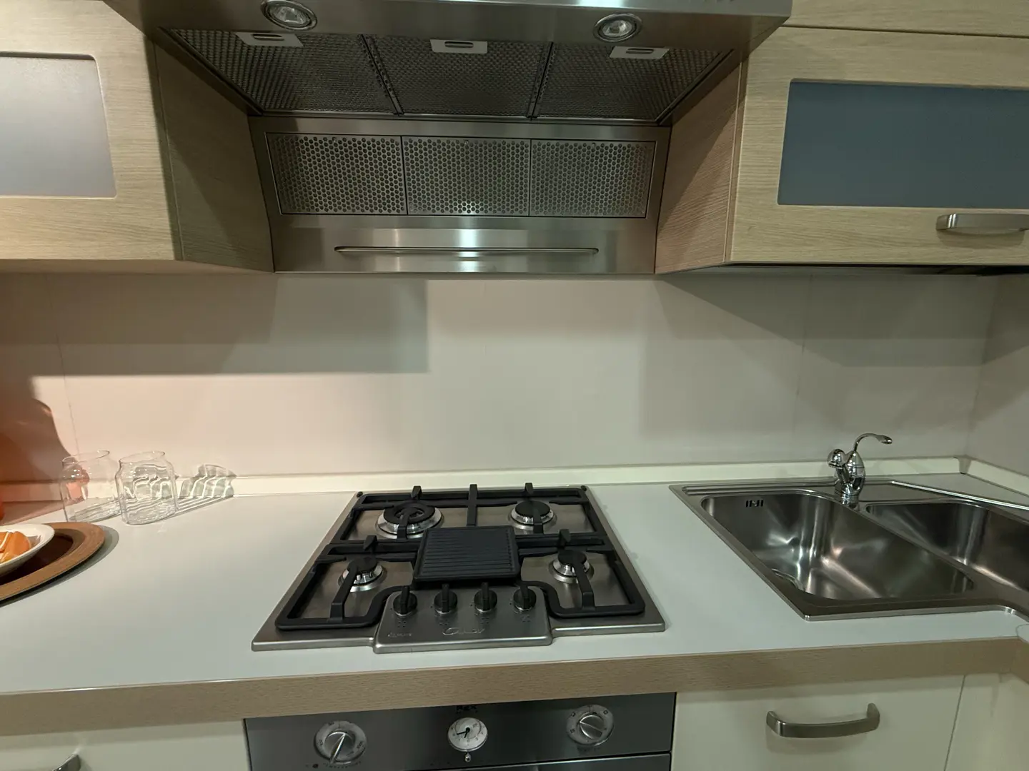 Cucina con lavello ad angolo