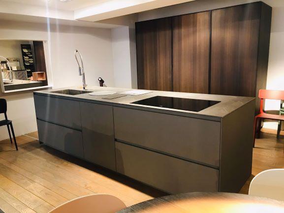 Cucina Isola BLADE + Colonne FRAME Modulnova