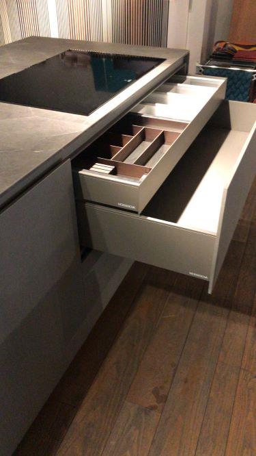 Cucina Isola BLADE + Colonne FRAME Modulnova