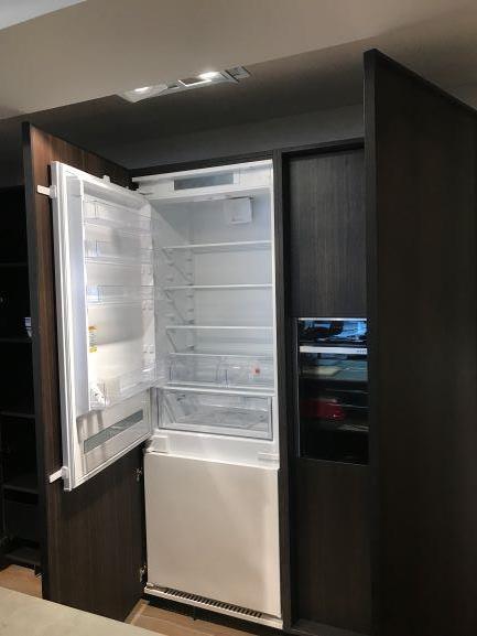 Cucina Isola BLADE + Colonne FRAME Modulnova