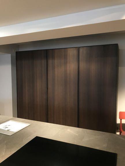 Cucina Isola BLADE + Colonne FRAME Modulnova