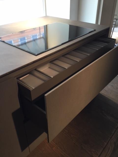 Cucina Isola BLADE + Colonne FRAME Modulnova