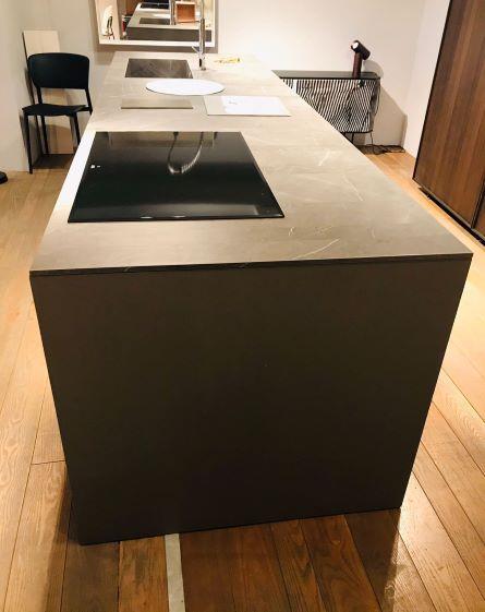 Cucina Isola BLADE + Colonne FRAME Modulnova