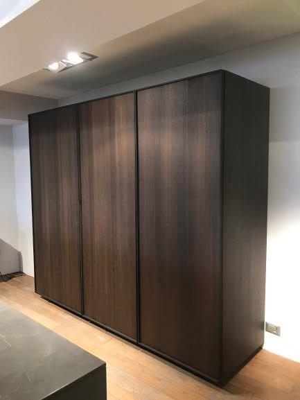 Cucina Isola BLADE + Colonne FRAME Modulnova