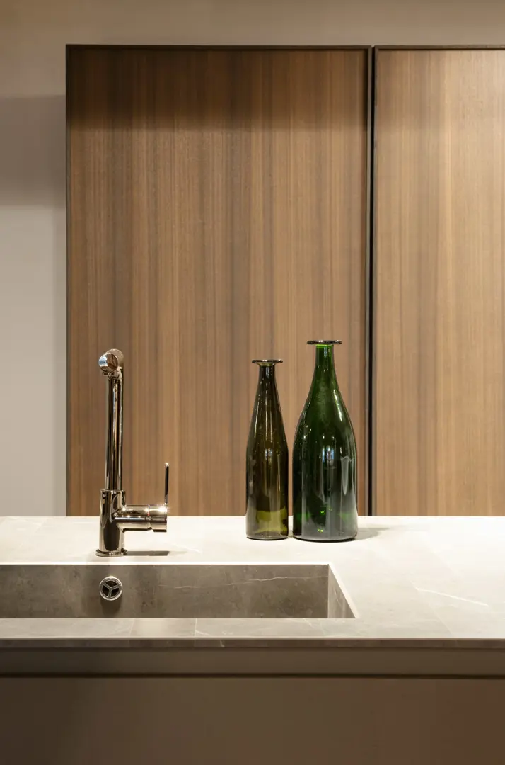 Cucina Isola BLADE + Colonne FRAME Modulnova