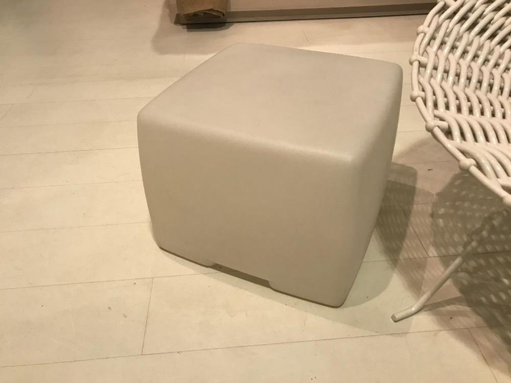 POUF 108 L CON ILLUMINAZIONE 