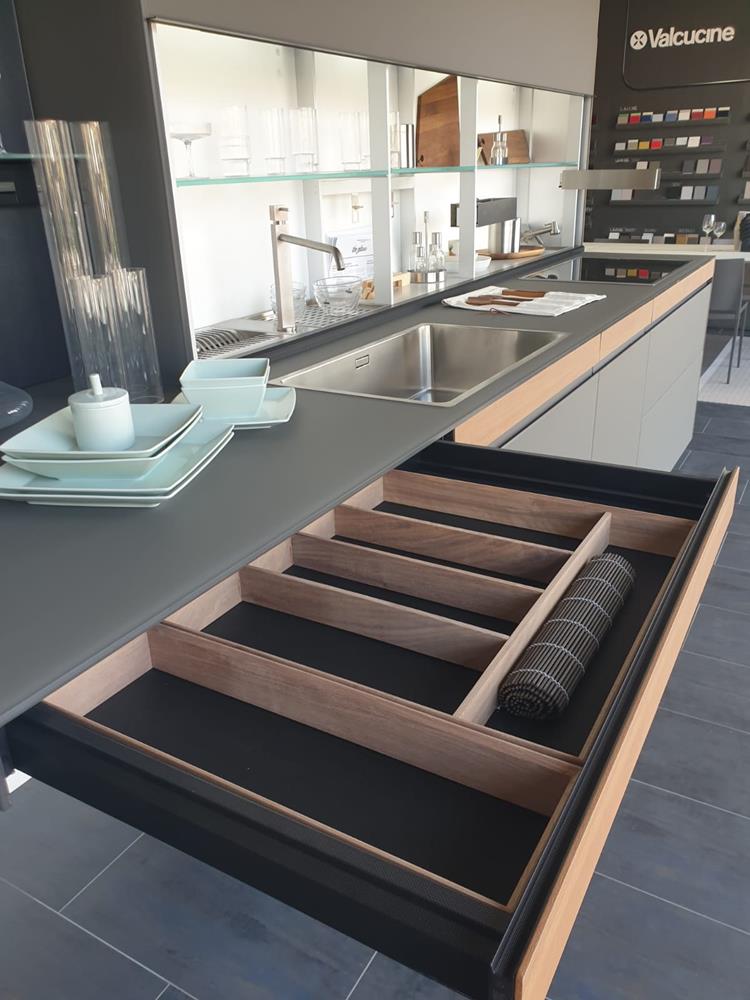 VALCUCINE Genius Loci VETRO con boiserie e colonne