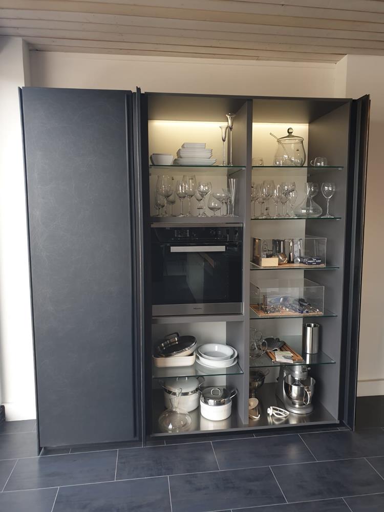 VALCUCINE Genius Loci VETRO con boiserie e colonne