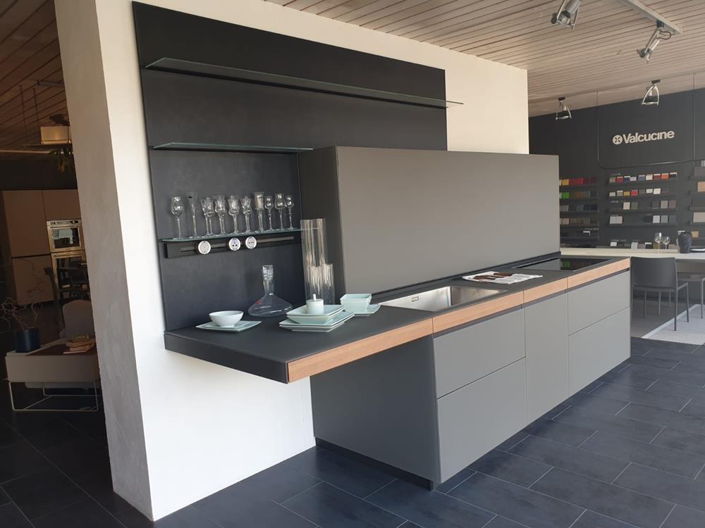 VALCUCINE Genius Loci VETRO con boiserie e colonne