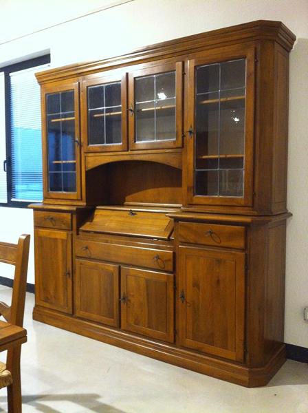 Credenza classica con tavolo e sedie