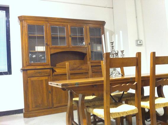 Credenza classica con tavolo e sedie