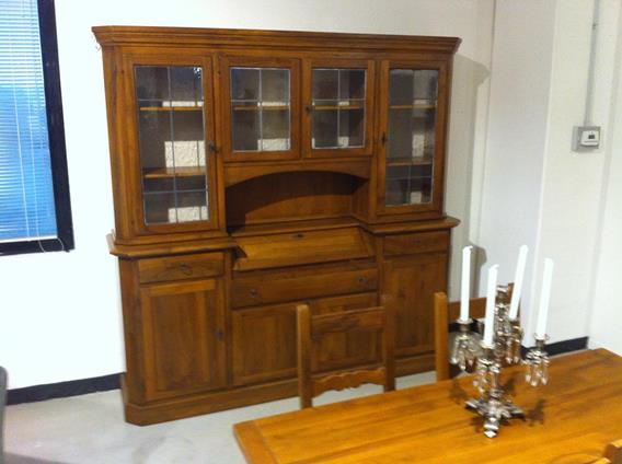 Credenza classica con tavolo e sedie