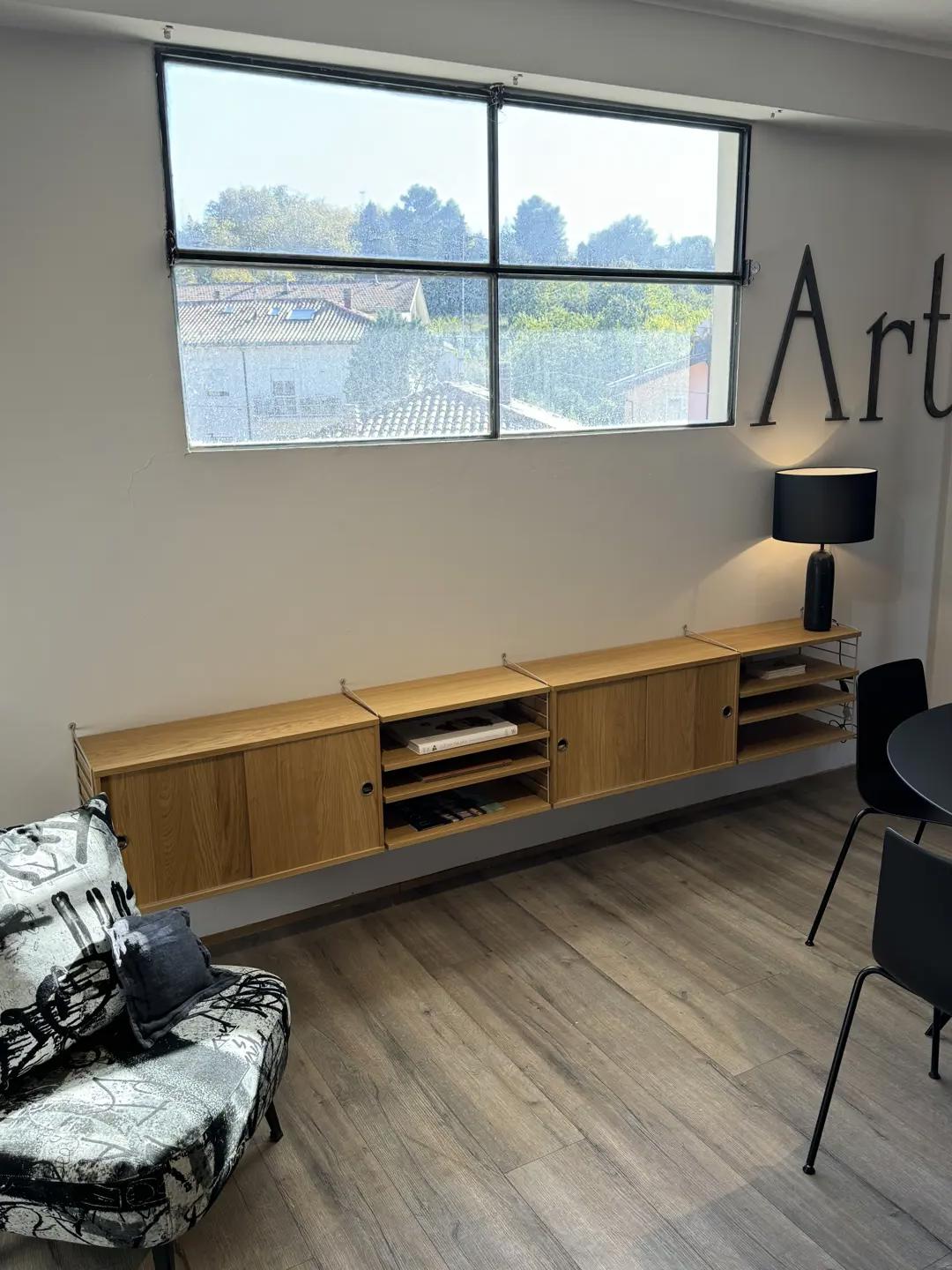 String composizione credenza sospesa con ante scorrevoli e ripiani rovere naturale