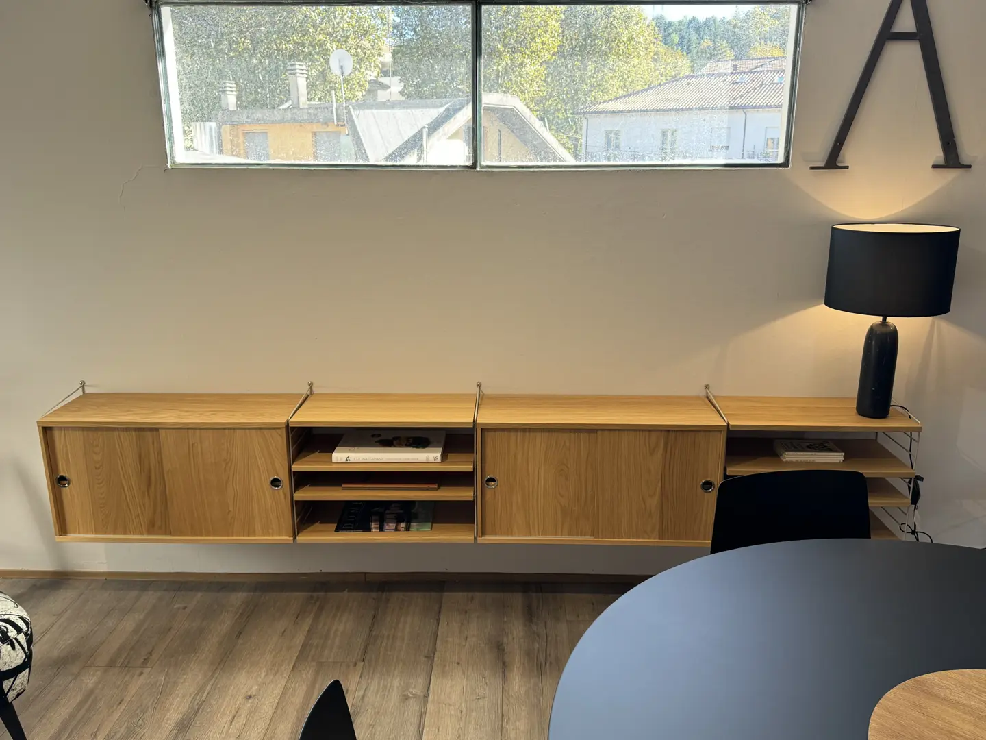 String composizione credenza sospesa con ante scorrevoli e ripiani rovere naturale