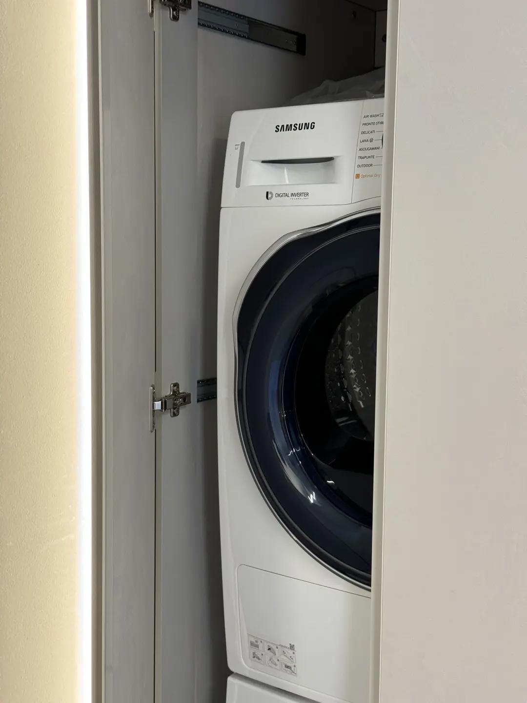 colonna lavatrice asciugatrice con ante rientranti