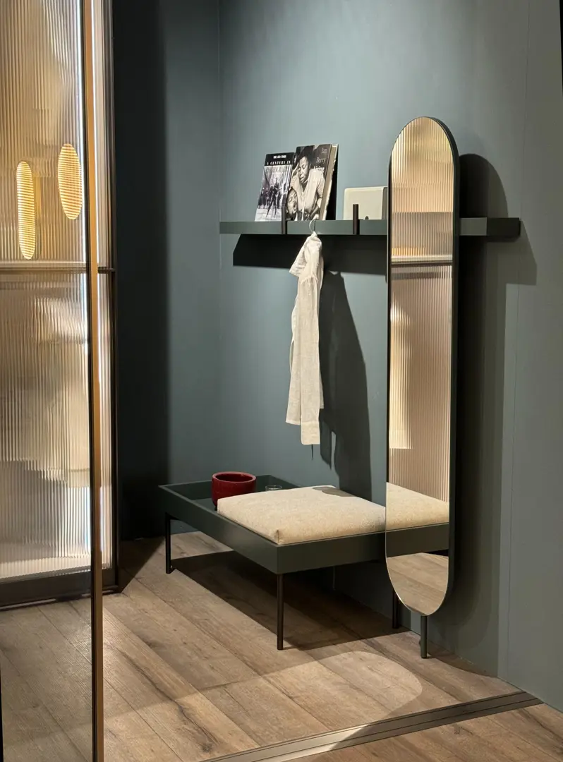 Riga mensola accessoriata con specchio e ganci appendiabiti laccato