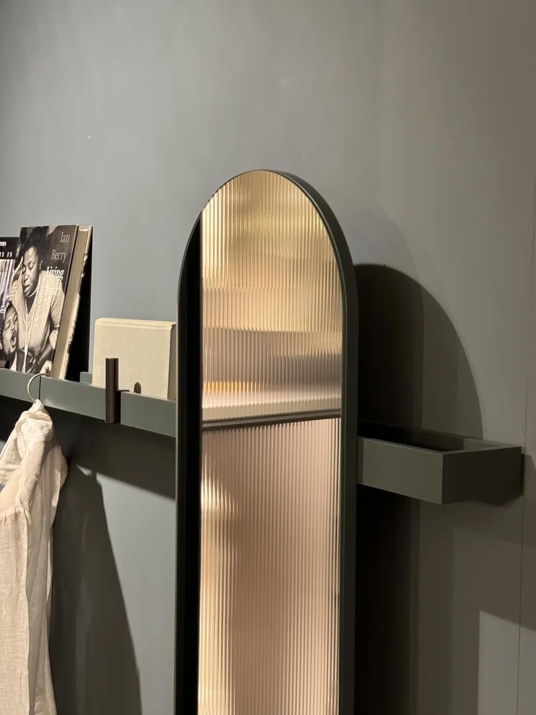 Riga mensola accessoriata con specchio e ganci appendiabiti laccato