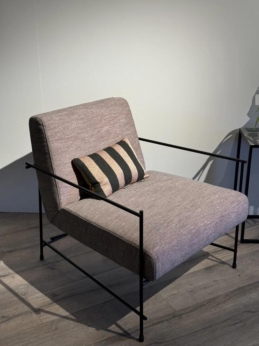 poltroncina Kyo con braccioli metallo nero