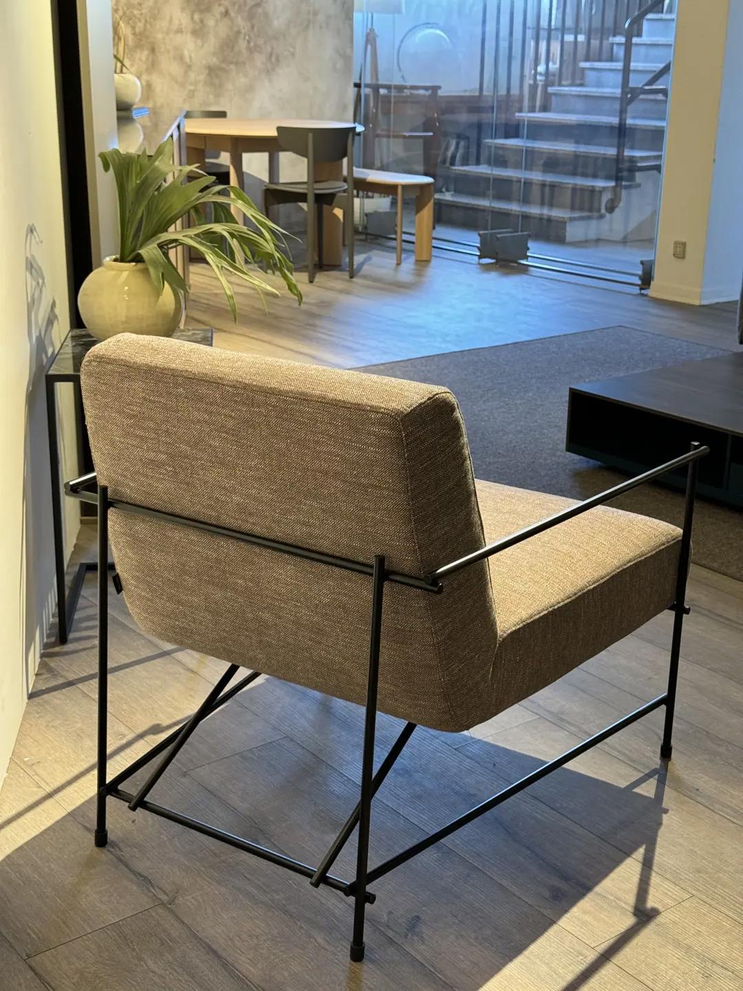 poltroncina Kyo con braccioli metallo nero