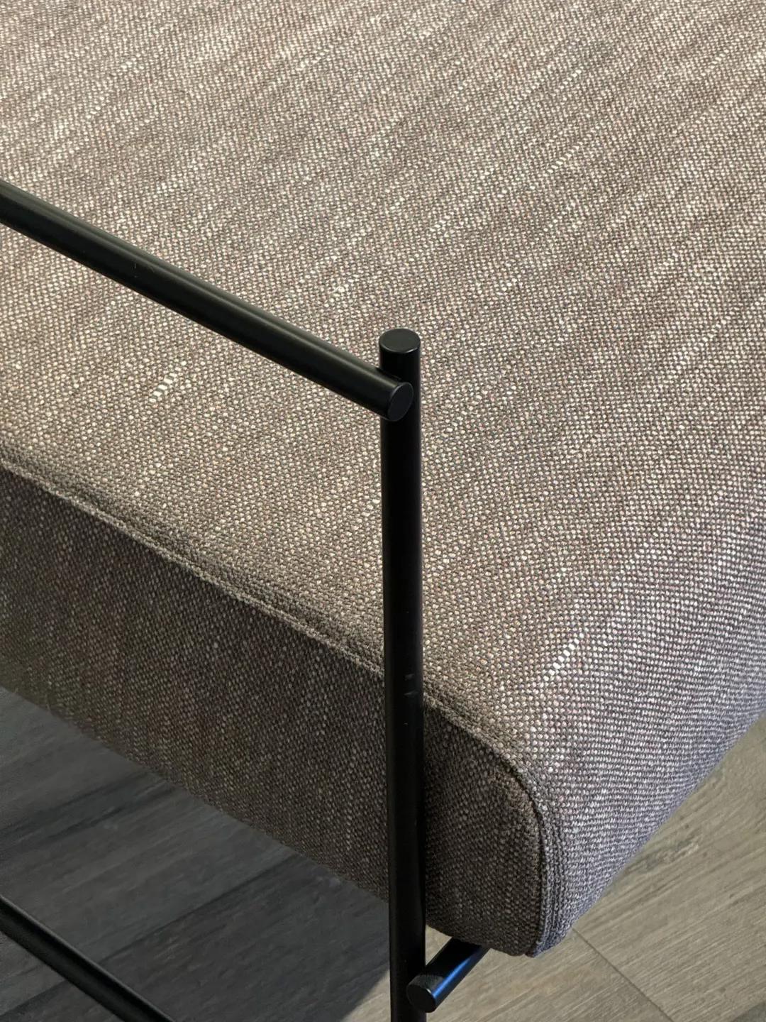 poltroncina Kyo con braccioli metallo nero