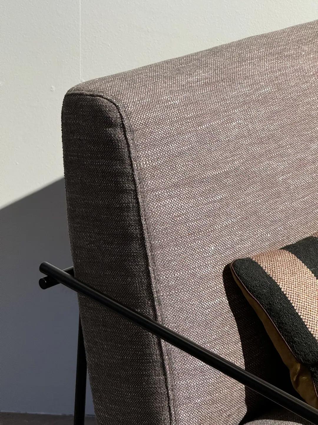 poltroncina Kyo con braccioli metallo nero
