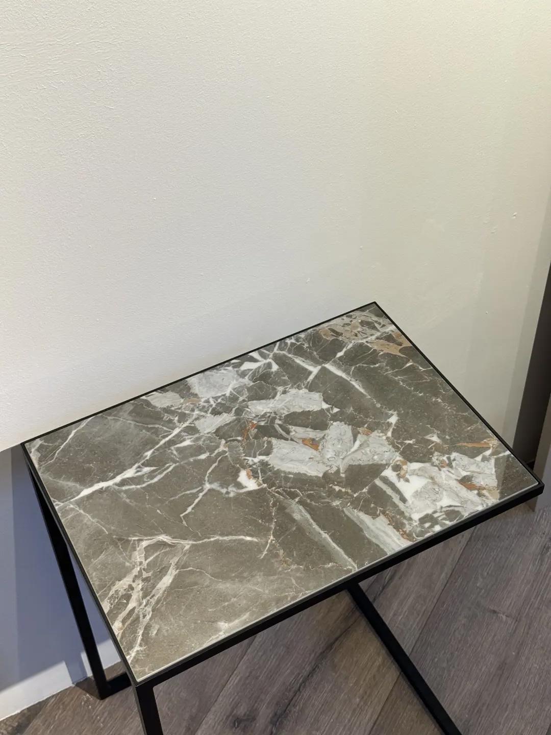 Quadro sofa tavolino in gres
