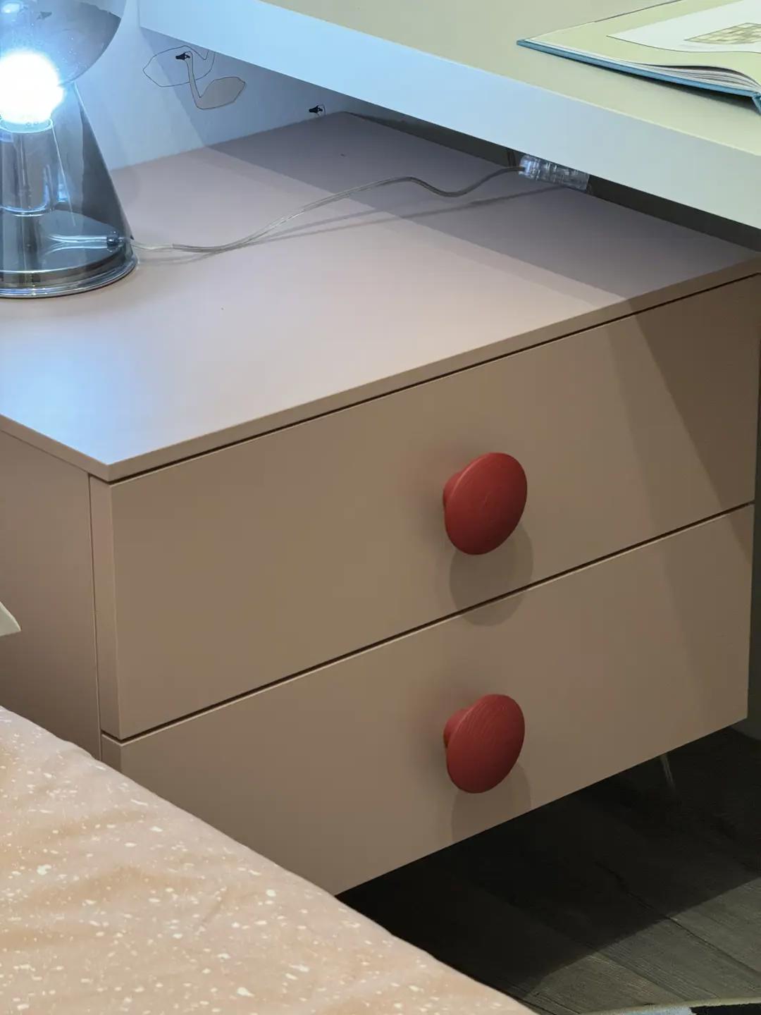 NIDI comodino sospeso rosa antico con pomoli Wood ciliegia