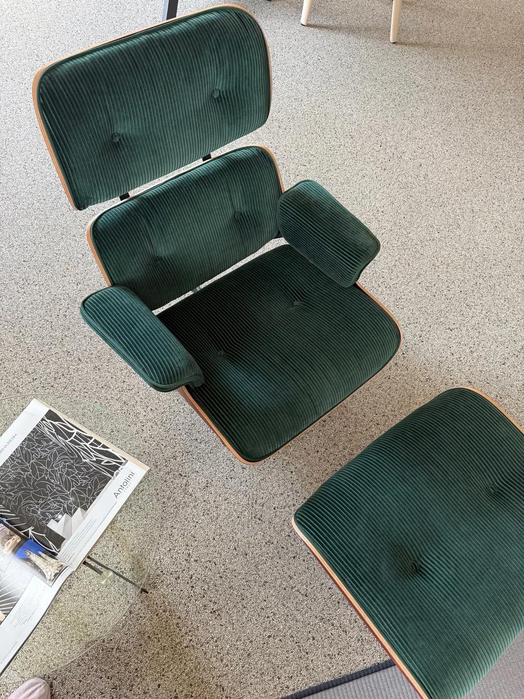 EAMES LOUNGE CHAIR & OTTOMAN SPECIAL EDITION  Phlox Verde