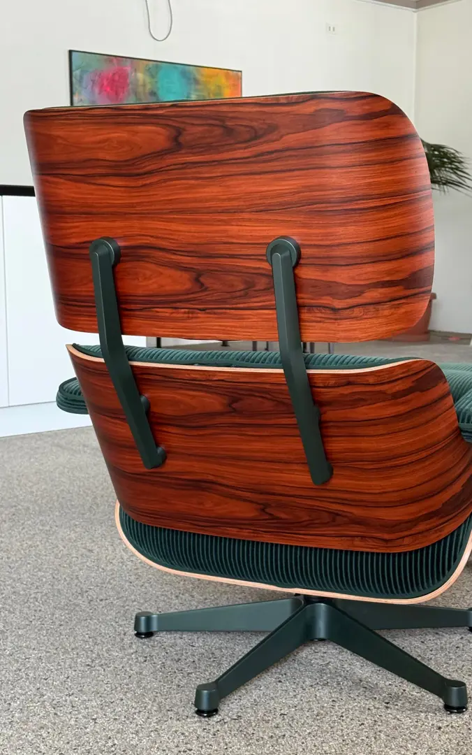 EAMES LOUNGE CHAIR & OTTOMAN SPECIAL EDITION  Phlox Verde