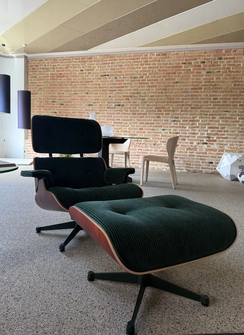 EAMES LOUNGE CHAIR & OTTOMAN SPECIAL EDITION  Phlox Verde
