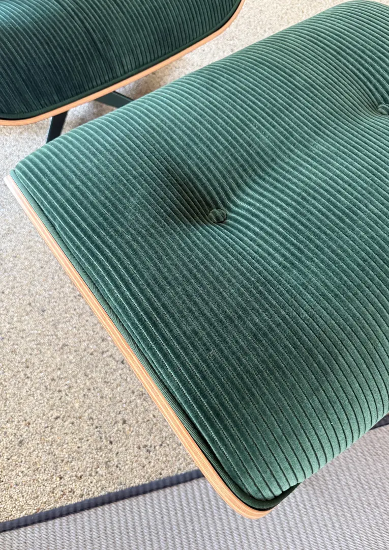 EAMES LOUNGE CHAIR & OTTOMAN SPECIAL EDITION  Phlox Verde