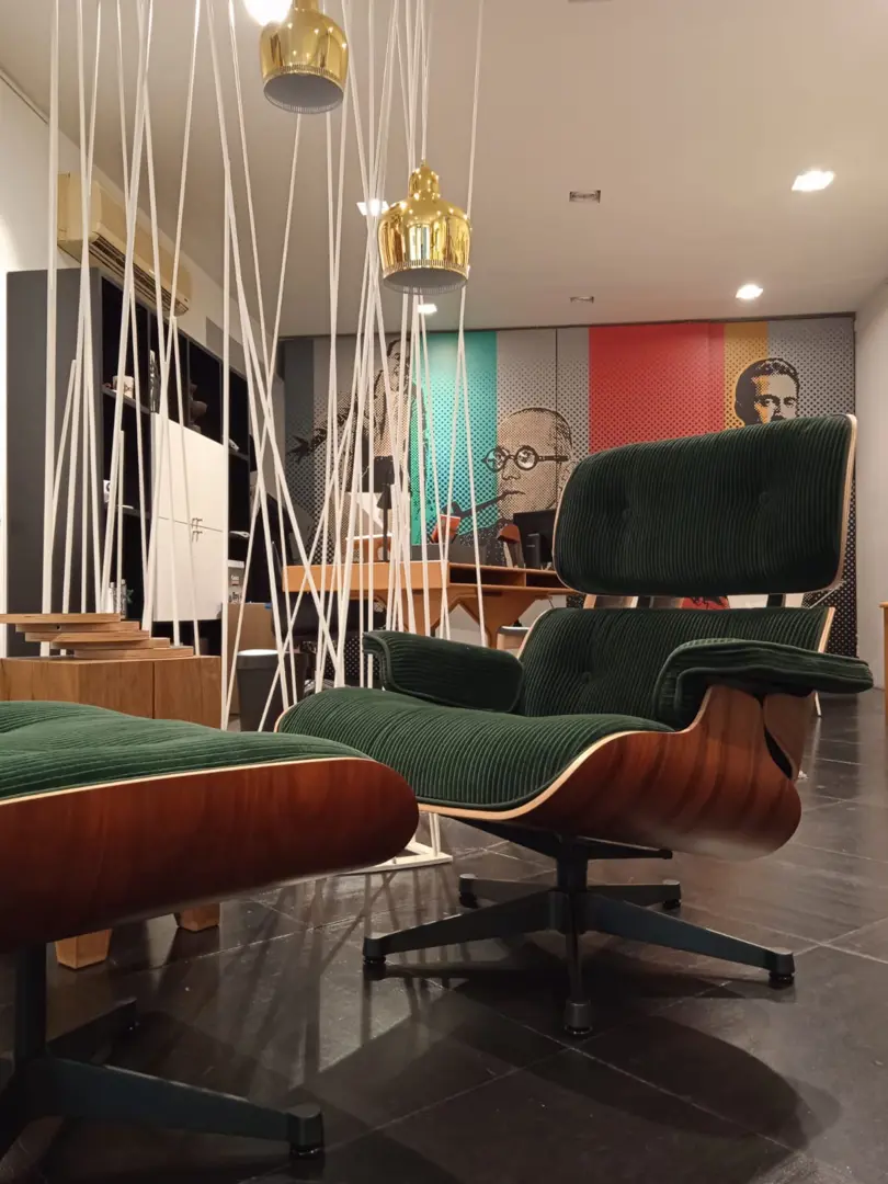 EAMES LOUNGE CHAIR & OTTOMAN SPECIAL EDITION  Phlox Verde