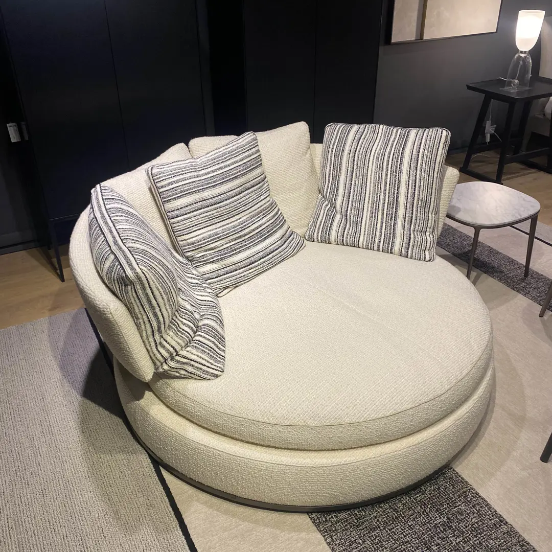 Divano AMOENUS SOFT e Pouf. CARATOS