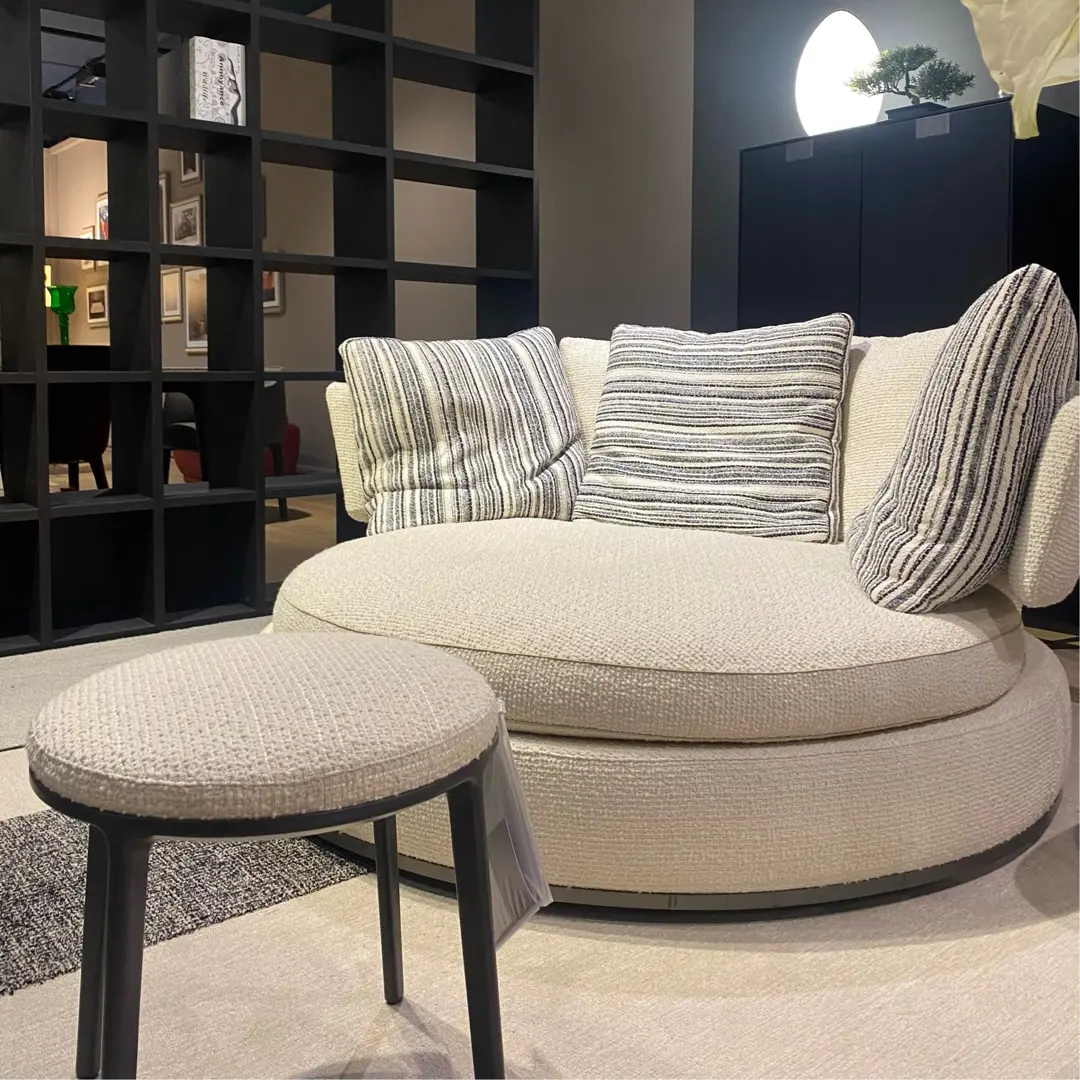 Divano AMOENUS SOFT e Pouf. CARATOS