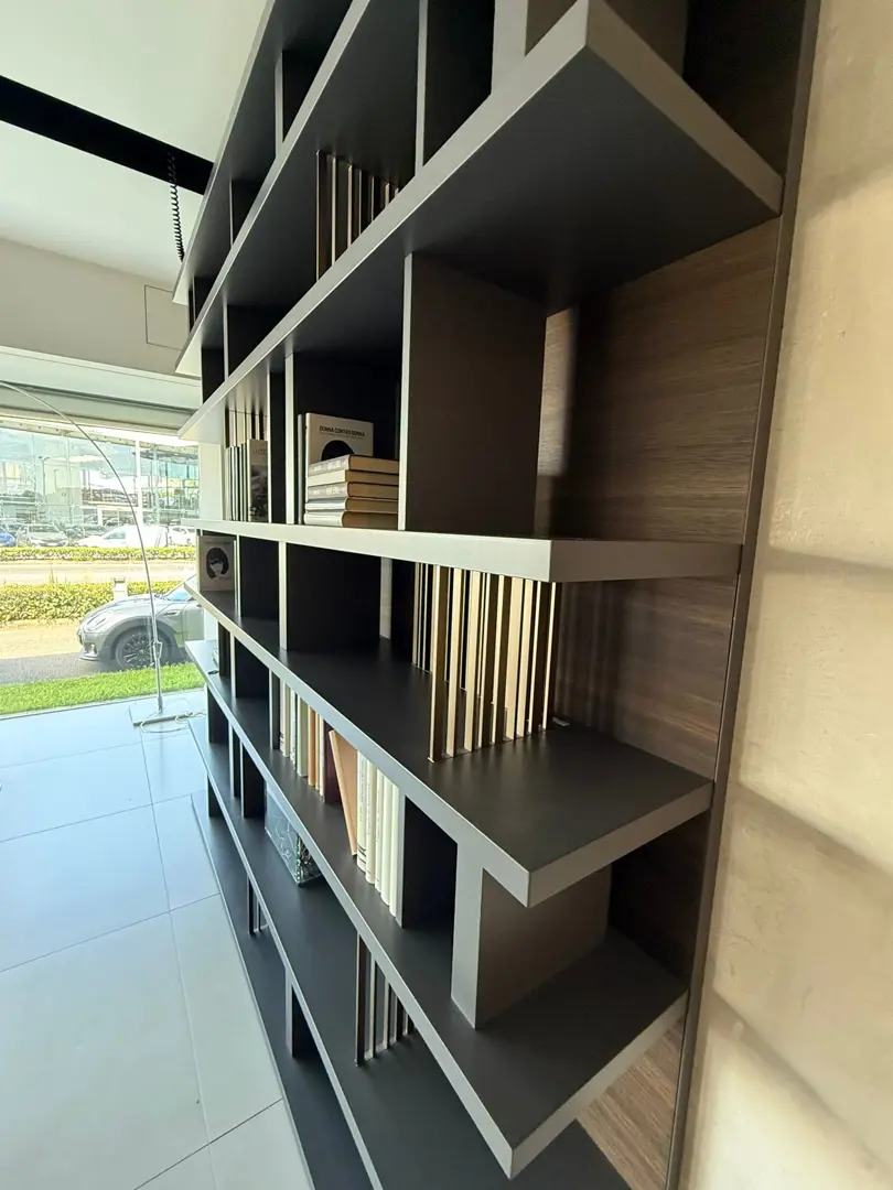 Turati T4 LIBRERIA