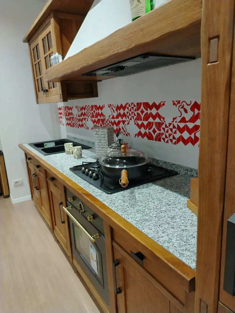 Cucina lineare in legno massello