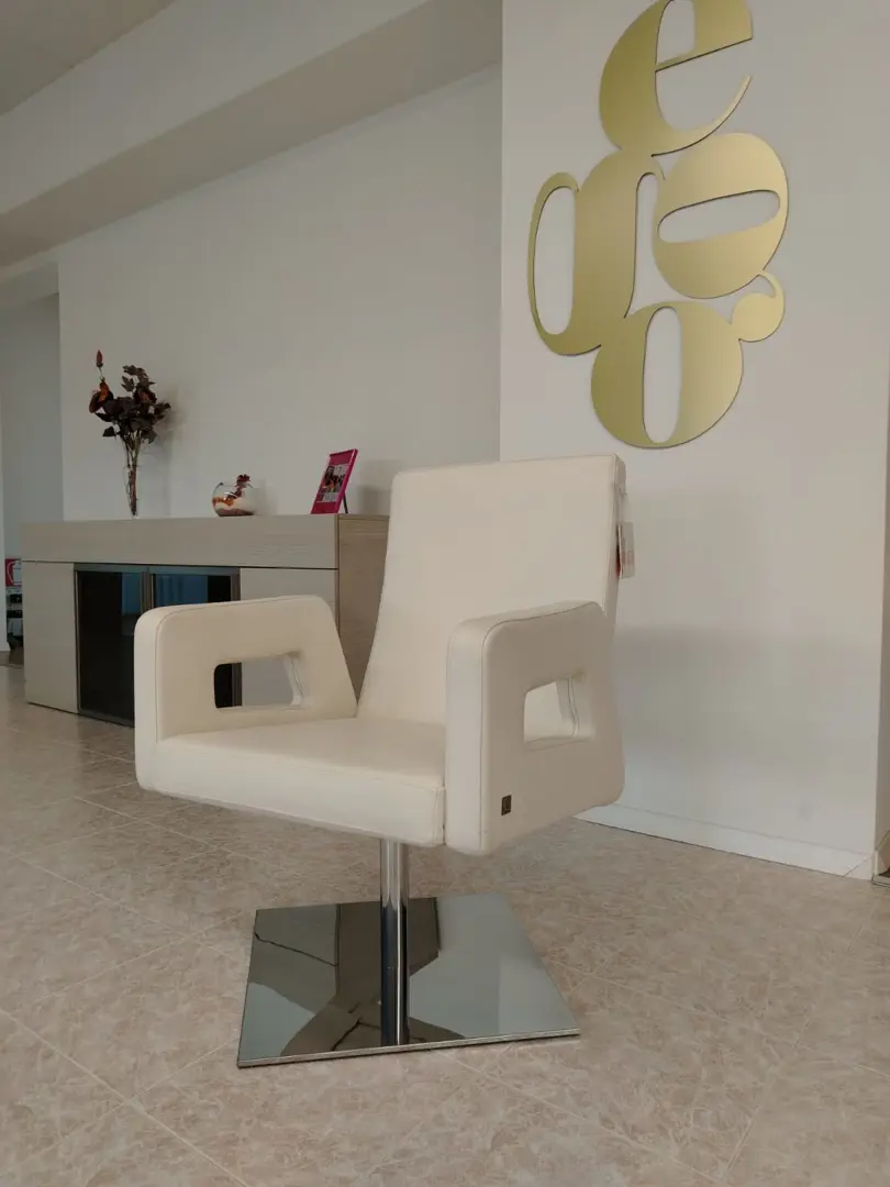 Poltrona girevole in pelle