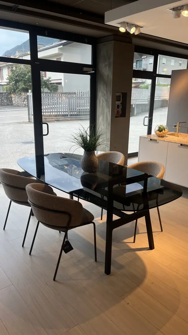 Kristalia Tavolo Bottega 220 x 110 in cristallo fumé con basamento in frassino nero