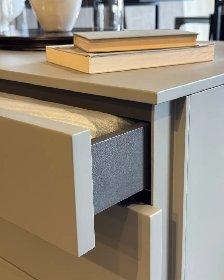 gruppo comò e 2 comodini Florens laccato Ghiaia Lema