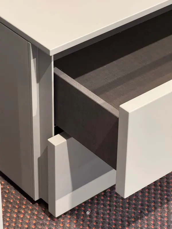 gruppo comò e 2 comodini Florens laccato Ghiaia Lema