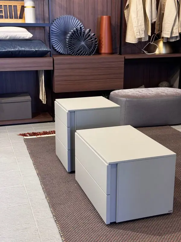 gruppo comò e 2 comodini Florens laccato Ghiaia Lema