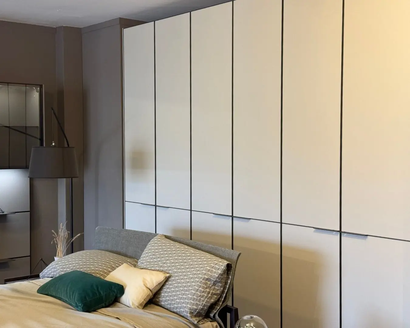 Armadio Kyn 6 ante battenti laccato opaco ghiaia con attrezzatura e led