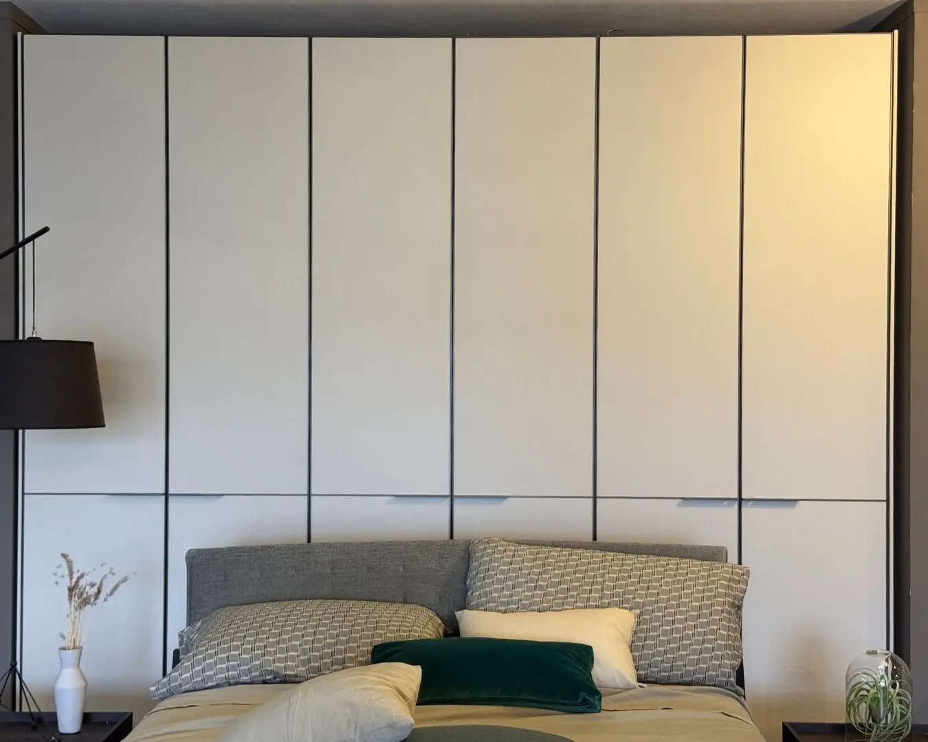 Armadio Kyn 6 ante battenti laccato opaco ghiaia con attrezzatura e led