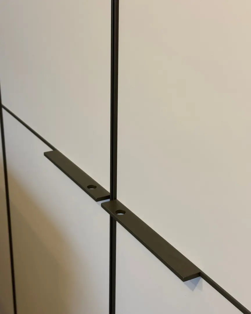 Armadio Kyn 6 ante battenti laccato opaco ghiaia con attrezzatura e led