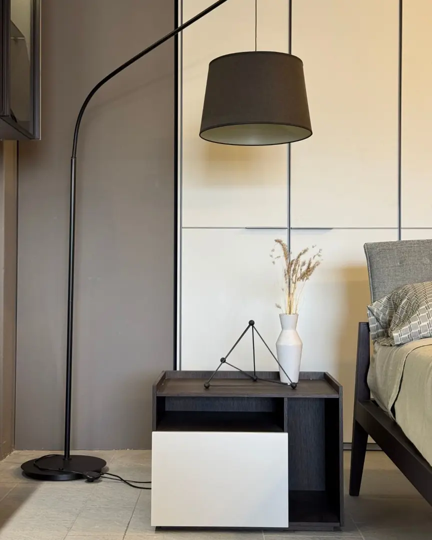 Armadio Kyn 6 ante battenti laccato opaco ghiaia con attrezzatura e led