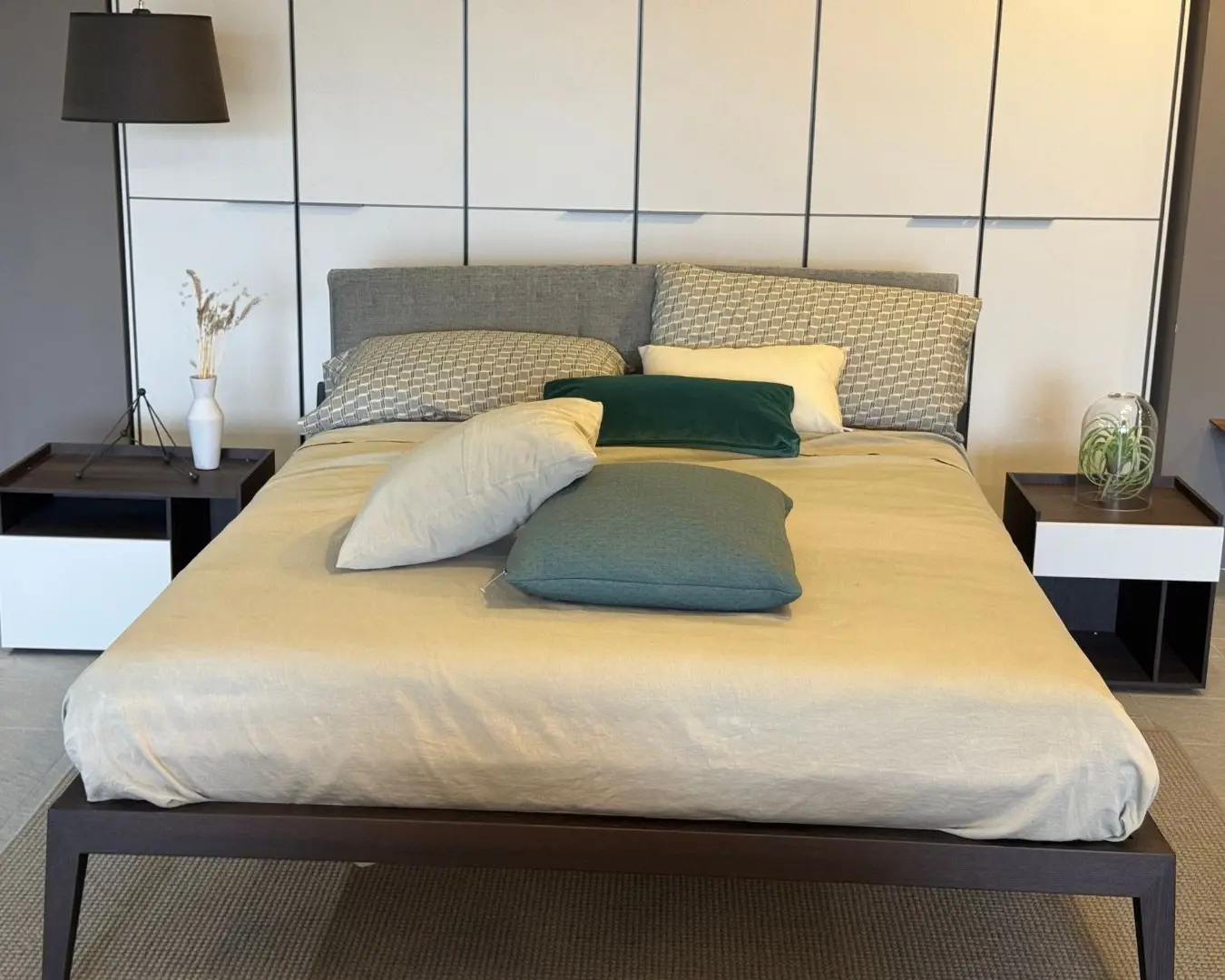 Armadio Kyn 6 ante battenti laccato opaco ghiaia con attrezzatura e led