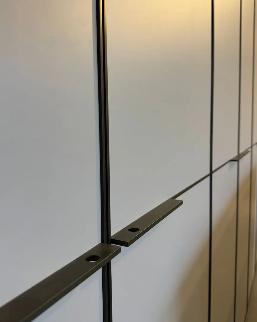 Armadio Kyn 6 ante battenti laccato opaco ghiaia con attrezzatura e led